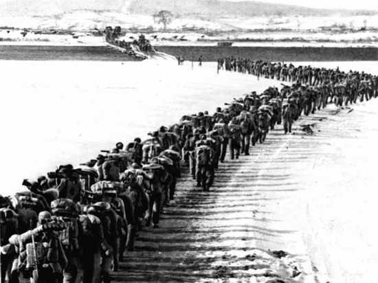 1950年，美帝國主義把侵略的戰(zhàn)火燒到了鴨綠江邊。為保家衛(wèi)國，中國人民的優(yōu)秀兒女組織起志愿軍，跨過鴨綠江，與朝鮮軍民一道英勇打擊美國侵略軍。新華社發(fā)（資料照片）