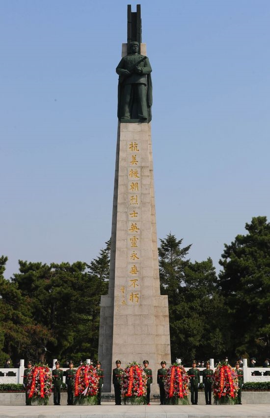 2022年9月30日，遼寧省暨沈陽市向烈士紀(jì)念碑敬獻花籃儀式在沈陽抗美援朝烈士陵園紀(jì)念碑廣場舉行。新華社記者 楊青 攝