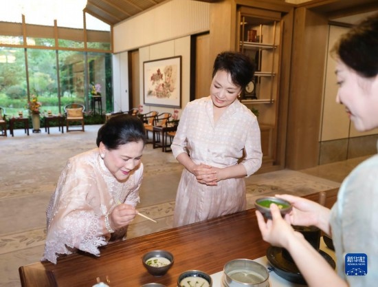 7月27日下午，國(guó)家主席習(xí)近平夫人彭麗媛在四川成都會(huì)見陪同印度尼西亞總統(tǒng)佐科來華出席第31屆世界大學(xué)生夏季運(yùn)動(dòng)會(huì)開幕式并訪華的總統(tǒng)夫人伊莉亞娜。這是彭麗媛邀請(qǐng)伊莉亞娜觀看茶藝表演，并同伊莉亞娜親切茶敘。新華社記者 丁林 攝