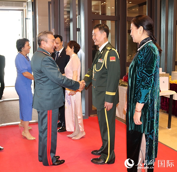 國防武官胡德君大校迎接賓客。人民網(wǎng)記者李強(qiáng)攝