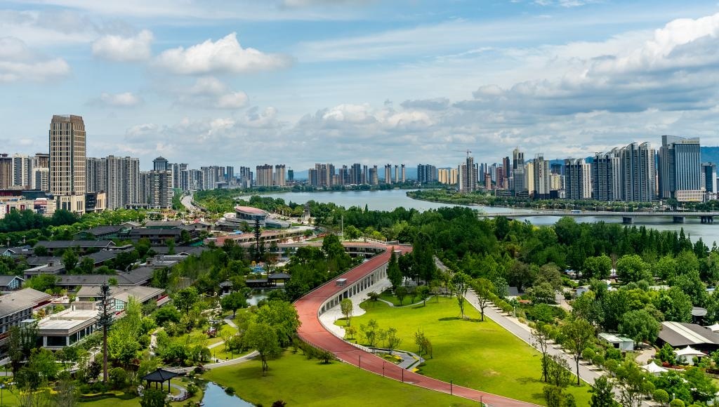 4月30日拍攝的天漢濕地公園景色。新華社發(fā)（李偉 攝）
