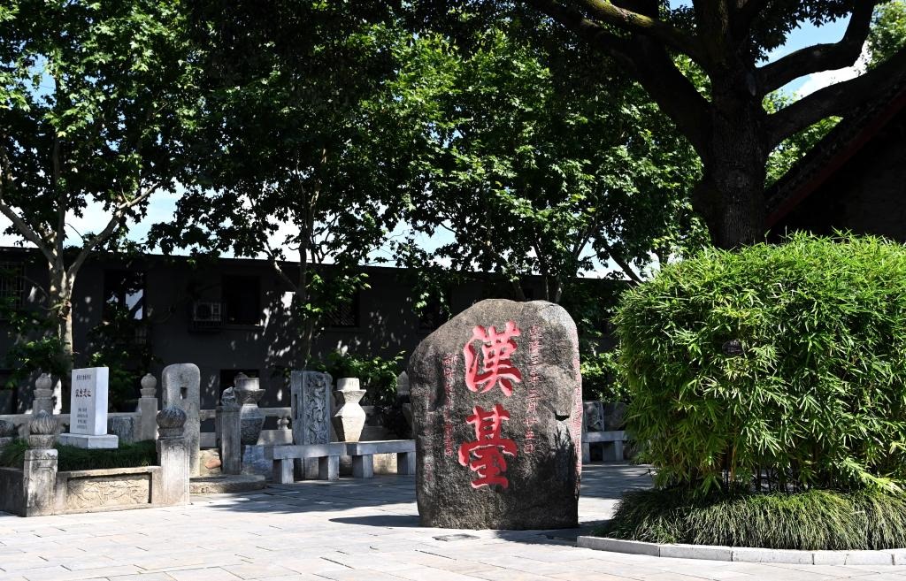 近日拍攝的陜西省漢中市博物館內(nèi)的“漢臺(tái)”石碑。新華社記者 劉瀟 攝