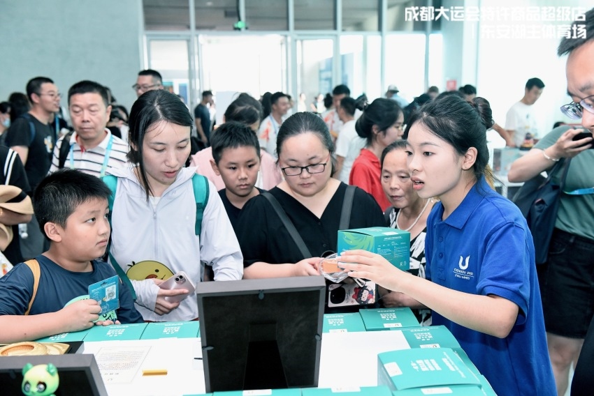在特許商品零售店挑選“蓉寶”的顧客。人民網(wǎng)記者 朱虹攝