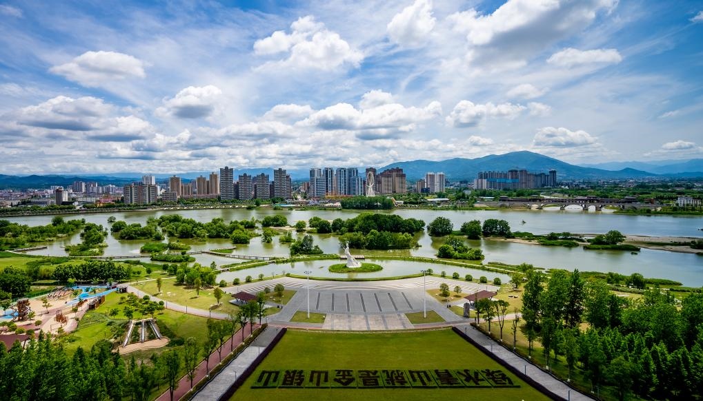 4月30日拍攝的天漢濕地公園景色。新華社發(fā)（李偉 攝）