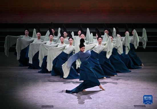 7月29日，演員在聯(lián)歡會現(xiàn)場表演《只此青綠》。新華社記者 蔡湘鑫 攝