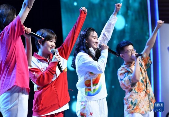 7月29日，中國運動員張家齊（左二）在聯(lián)歡會現(xiàn)場演唱。新華社記者 張端 攝