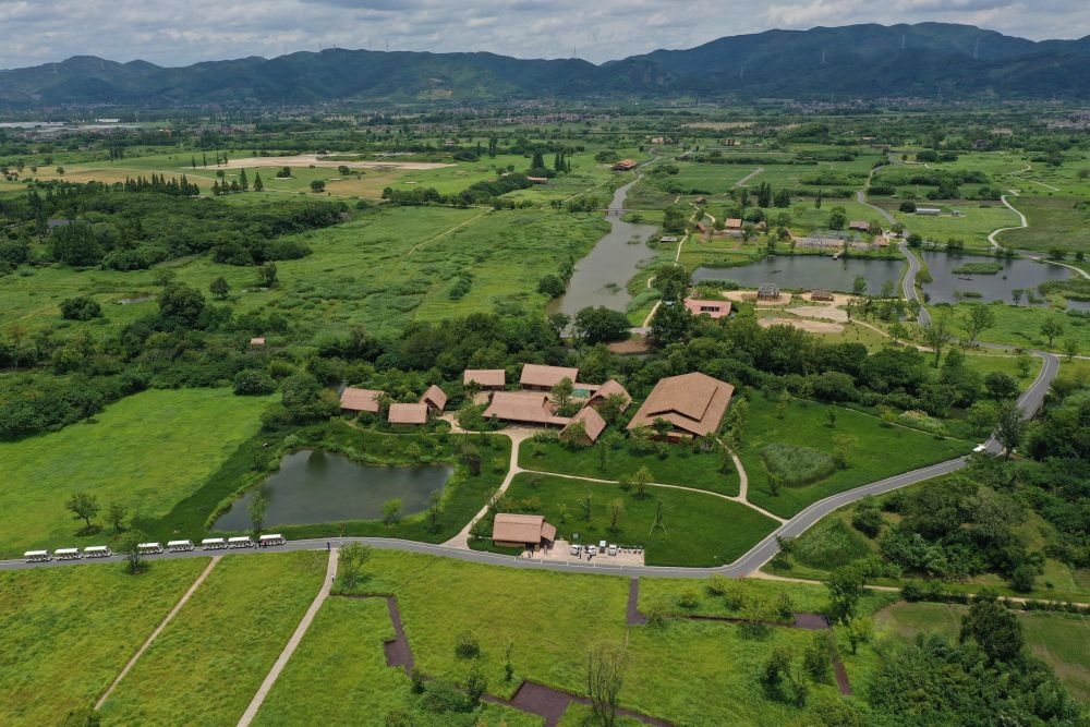 這是在浙江省杭州市余杭區(qū)拍攝的良渚古城遺址公園（2022年7月6日攝，無人機照片）。新華社記者 黃宗治 攝