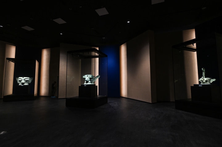 7月26日在三星堆博物館新館拍攝的展品。新華社記者 王曦 攝