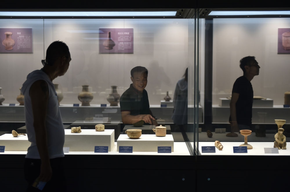 游人在廣西合浦縣漢代文化博物館內(nèi)參觀（2019年5月24日攝）。新華社記者 魯鵬 攝