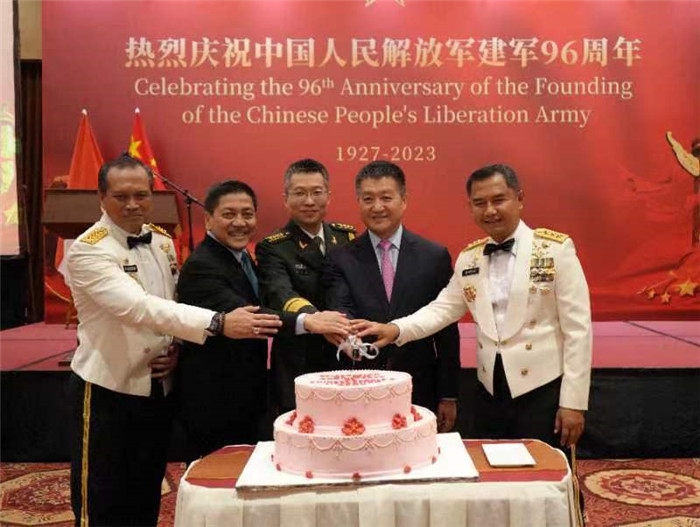 圖為陸慷大使與印尼貴賓共切生日蛋糕。中國駐印度尼西亞使館供圖