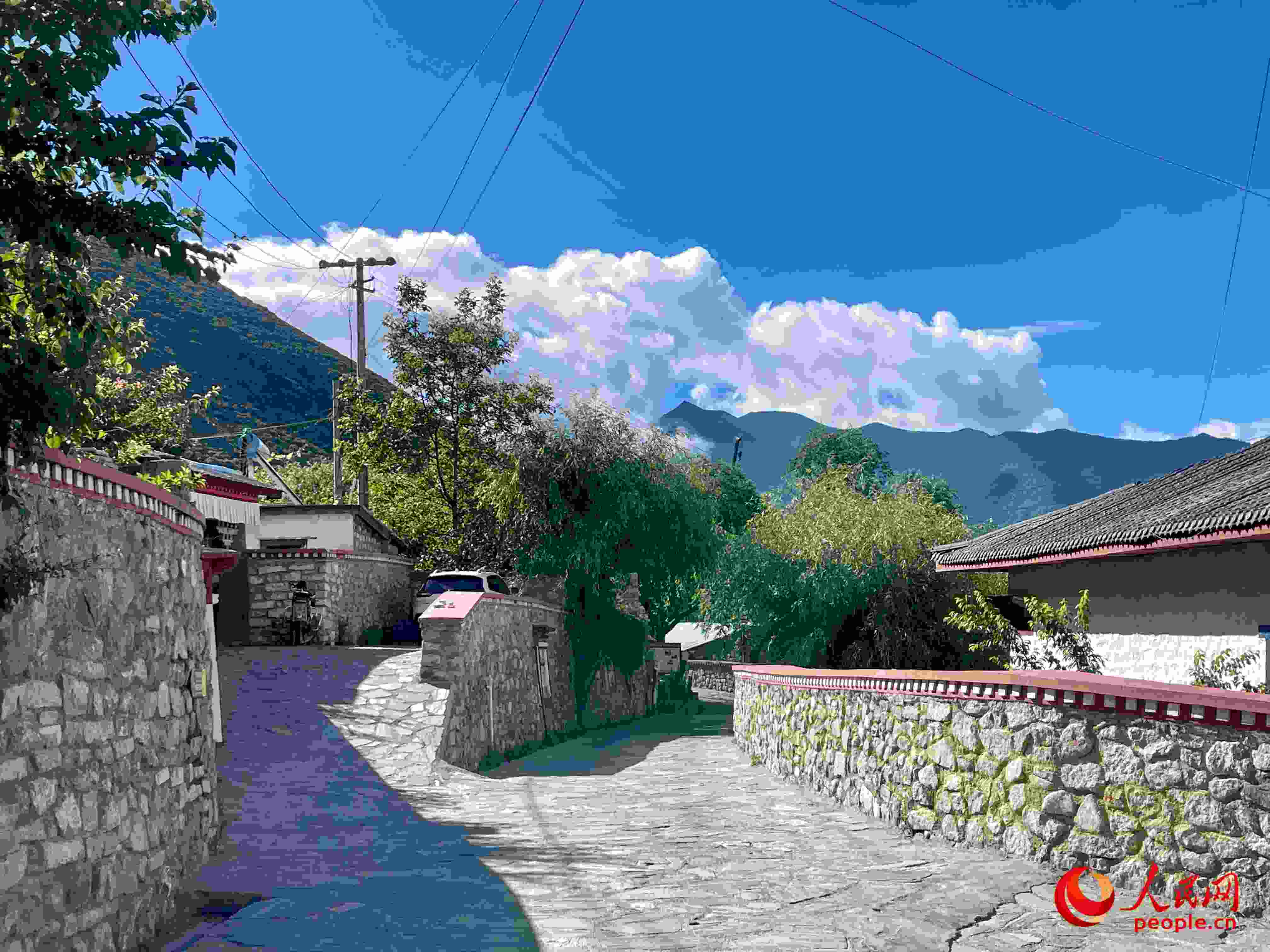嘎拉村的村貌。人民網(wǎng) 周靜圓攝