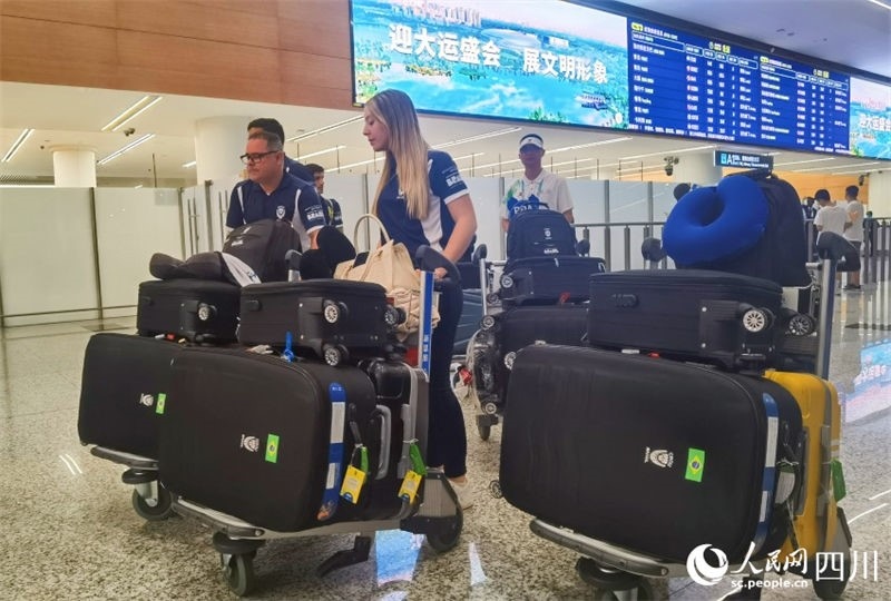 圖為取完行李的巴西代表團成員。人民網(wǎng)記者 王洪江攝