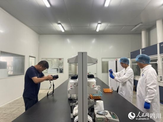 記者在位于成都市大邑縣的海光食品有限公司進(jìn)行采訪。人民網(wǎng)記者 何旭攝