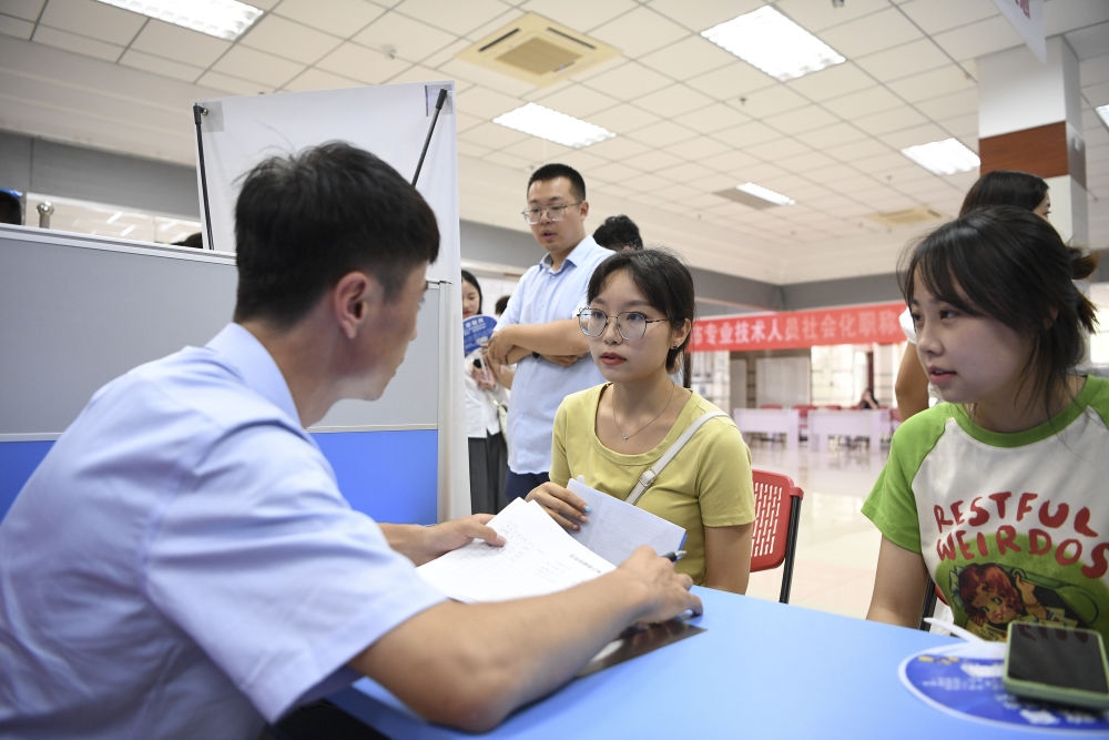 2023年7月29日，“揚(yáng)就業(yè)之帆，啟夢想之旅”2023年寧夏（銀川）離校未就業(yè)高校畢業(yè)生招聘會在寧夏（銀川）人力資源服務(wù)產(chǎn)業(yè)園舉行。求職者（右）在招聘會現(xiàn)場與用人單位交流。新華社記者 馮開華 攝