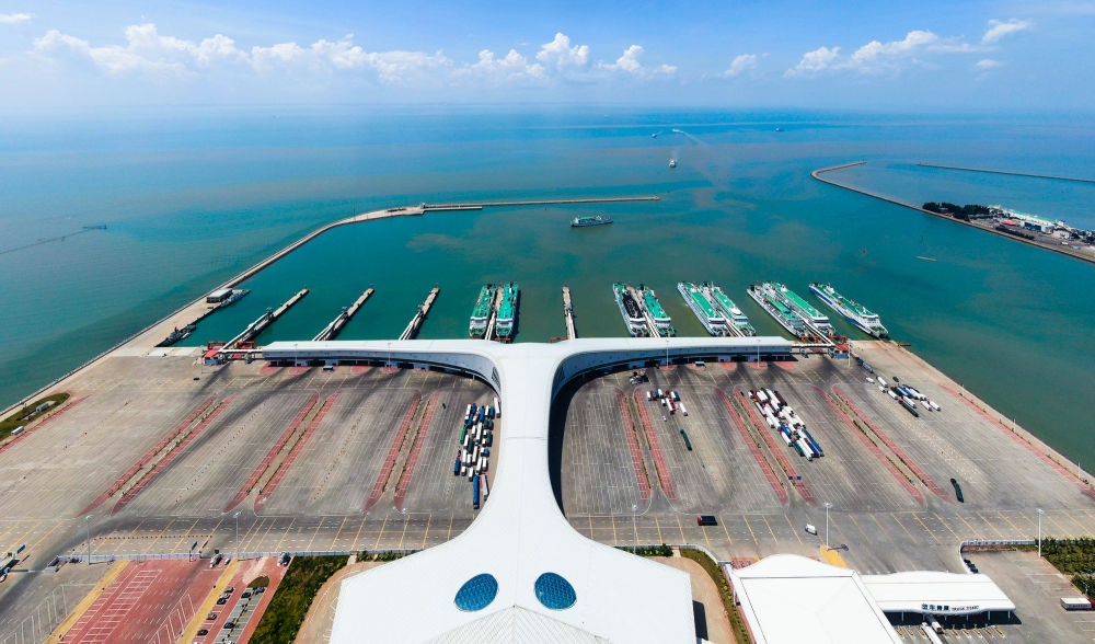 廣東省湛江市徐聞港風(fēng)光（2023年5月26日攝，無人機(jī)照片）。徐聞港是瓊州海峽北岸最主要的客貨運(yùn)輸港口，是連接粵港澳大灣區(qū)與海南自由貿(mào)易港的重要港口。新華社記者 鄧華 攝