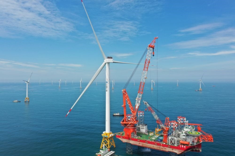 2023年6月28日拍攝的全球首臺16兆瓦海上風(fēng)電機(jī)組吊裝現(xiàn)場（無人機(jī)照片）。新華社記者 林善傳 攝