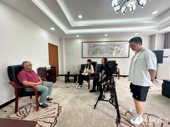 記者在成都紡織高等?？茖W(xué)校進(jìn)行采訪。人民網(wǎng)記者 王波攝