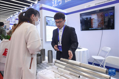 4月8日，參展商在2023中國中小企業(yè)發(fā)展大會“專精特新”中小企業(yè)展覽會上向觀眾介紹產(chǎn)品。新華社記者 龍雷 攝