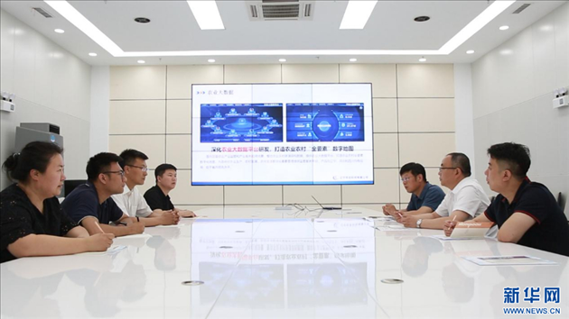 相關部門工作人員來到遼寧牧龍科技有限公司，了解企業(yè)訴求。新華網(wǎng)丁成玉攝