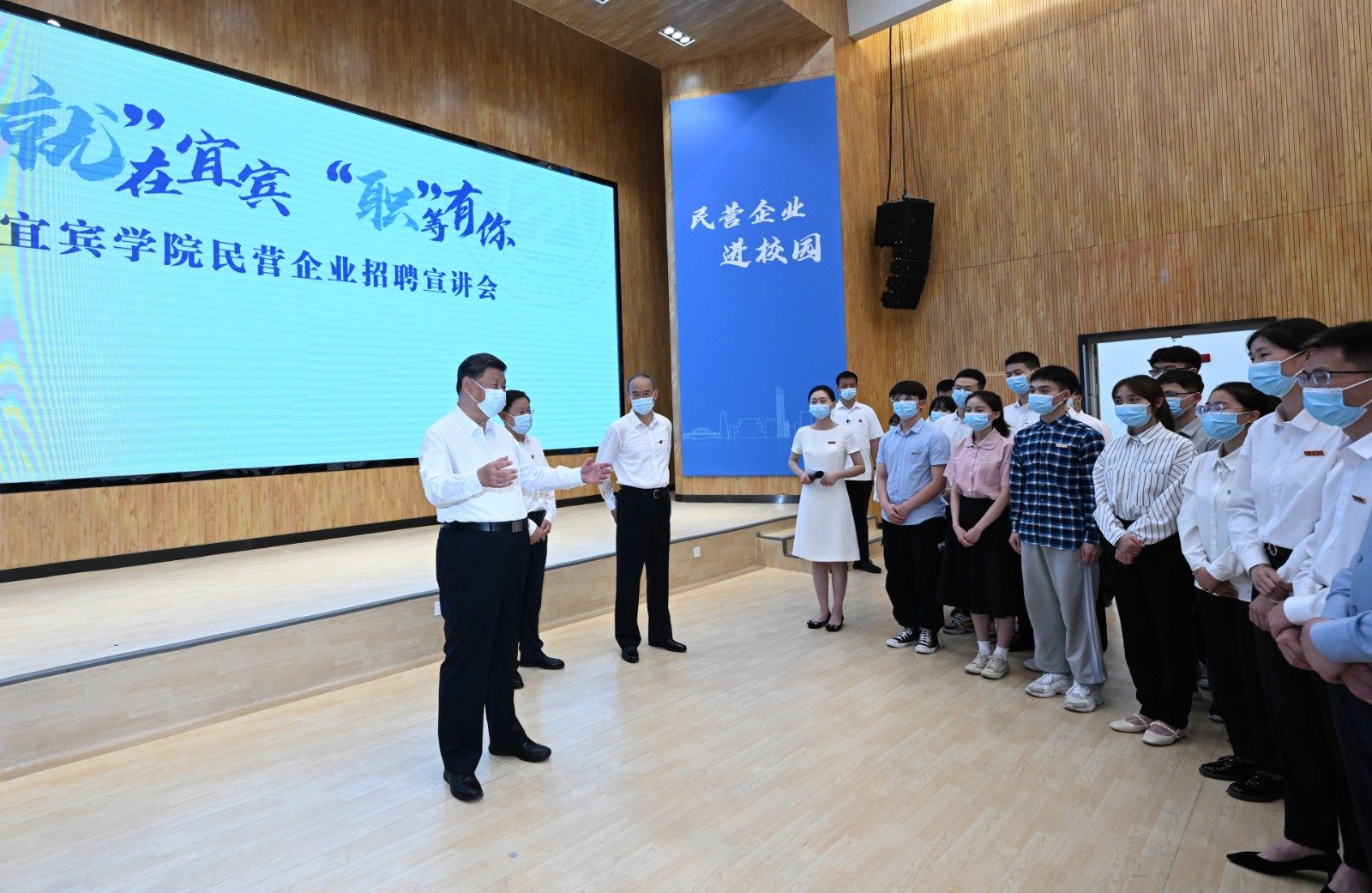 2022年6月8日，習(xí)近平總書(shū)記在四川考察。這是8日下午，總書(shū)記在宜賓學(xué)院考察時(shí)，向正在參加企業(yè)招聘宣講會(huì)的教師、學(xué)生、企業(yè)負(fù)責(zé)人了解企業(yè)招工需求和畢業(yè)生簽約率等情況。