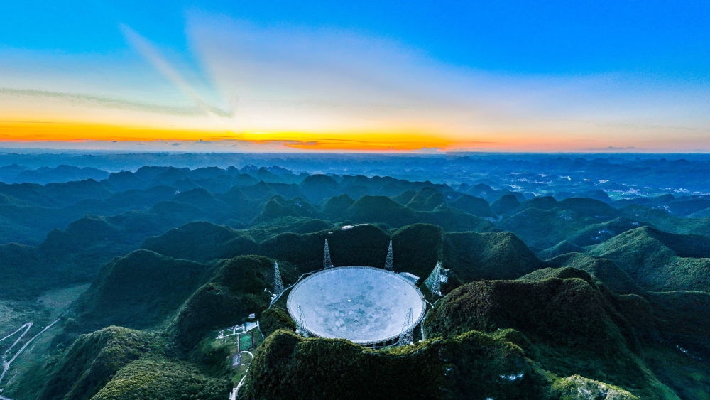 2022年7月21日，霞光中的“中國(guó)天眼”（維護(hù)保養(yǎng)期間拍攝）。新華社記者 歐東衢 攝