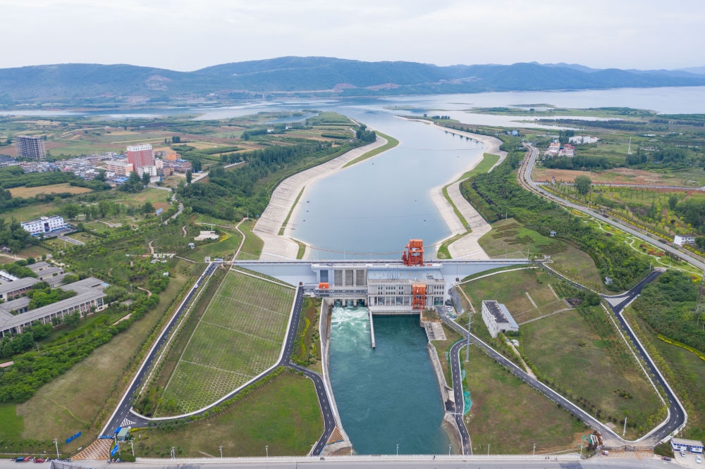 這是2021年5月20日在河南省南陽市淅川縣拍攝的南水北調(diào)中線工程陶岔渠首（無人機(jī)照片）。新華社記者 才揚(yáng) 攝