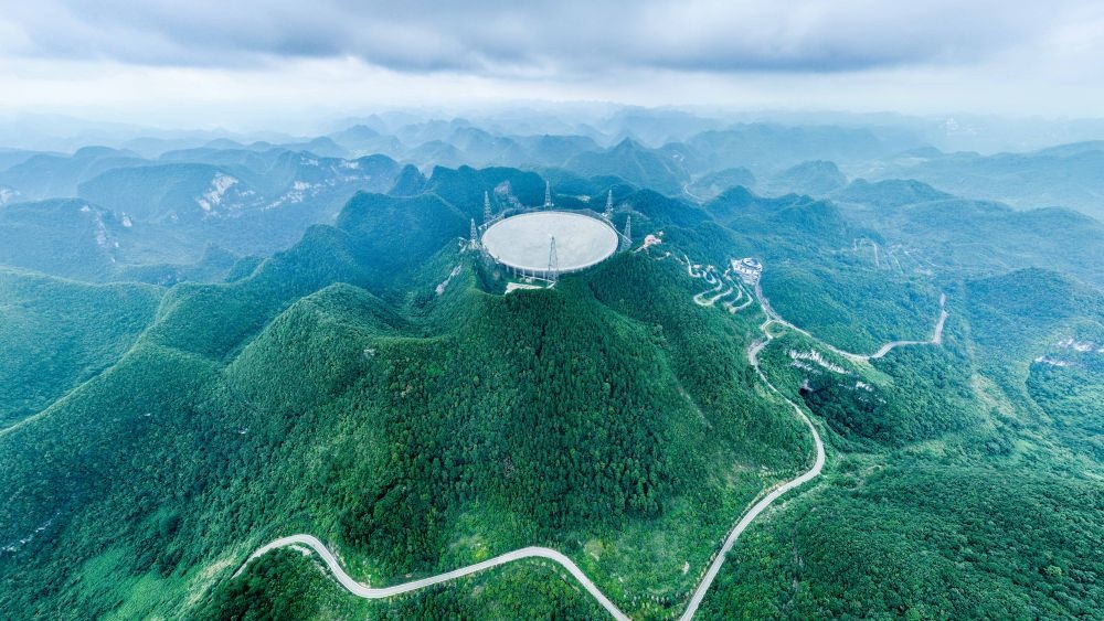 7月26日拍攝的“中國(guó)天眼”全景（維護(hù)保養(yǎng)期間拍攝）。新華社記者 歐東衢 攝