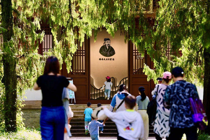 游客參觀位于福建武夷山朱熹園的武夷精舍（2022年6月6日攝）。新華社記者 姜克紅 攝