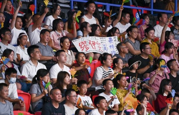7月31日，觀眾在比賽中為中國隊吶喊助威。當日，在成都舉行的第31屆世界大學生運動會排球女子預賽B組比賽中，中國隊以3:0戰(zhàn)勝阿根廷隊。新華社記者 陳澤國 攝