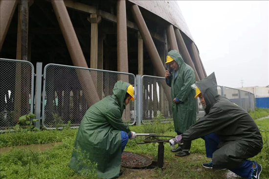 華能北京熱電廠員工操作排水閥降低水塔水位。 受訪者供圖