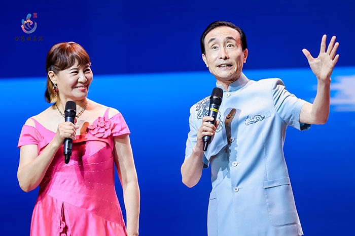 小品表演藝術(shù)家鞏漢林、金珠在演出現(xiàn)場(chǎng)。主辦方供圖