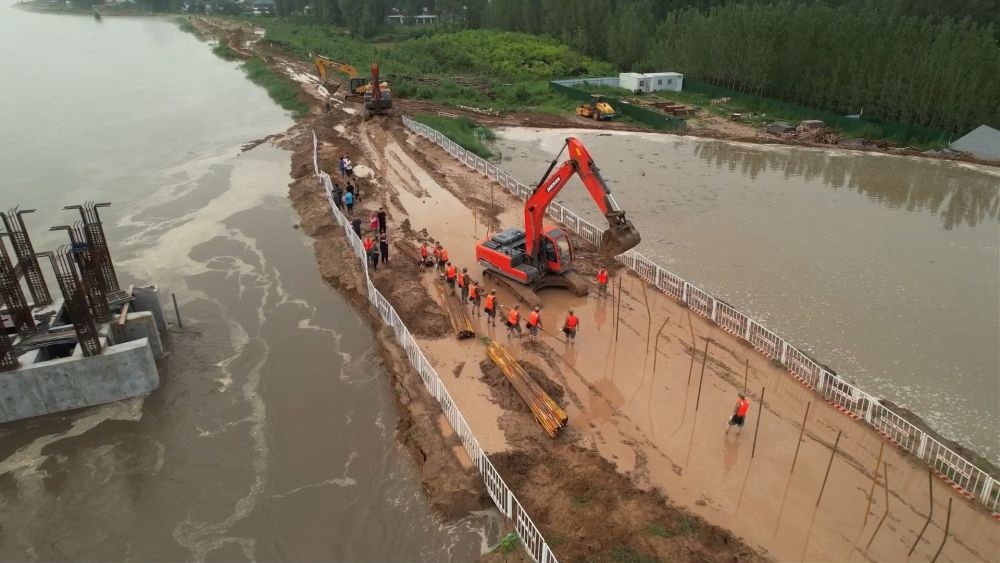 中部戰(zhàn)區(qū)陸軍第82集團軍“鐵軍旅”官兵在河北省高碑店市白溝河任務區(qū)加固岸堤（8月2日攝）。新華社發(fā)（鄧青華 攝）