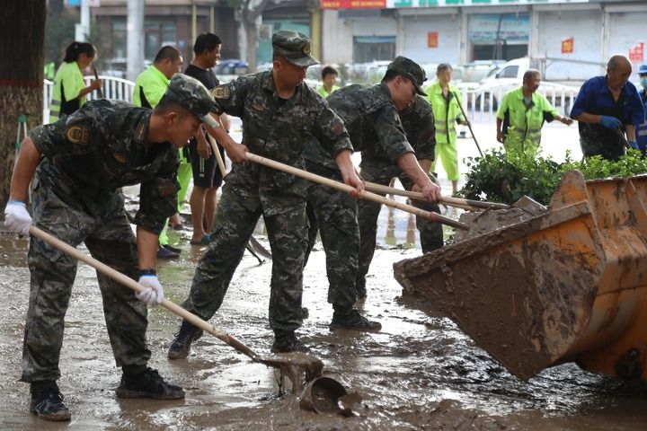 武警河北總隊保定支隊官兵在涿州市城西107國道沿線清理淤泥（8月5日攝）。新華社發(fā)（王紅強 攝）