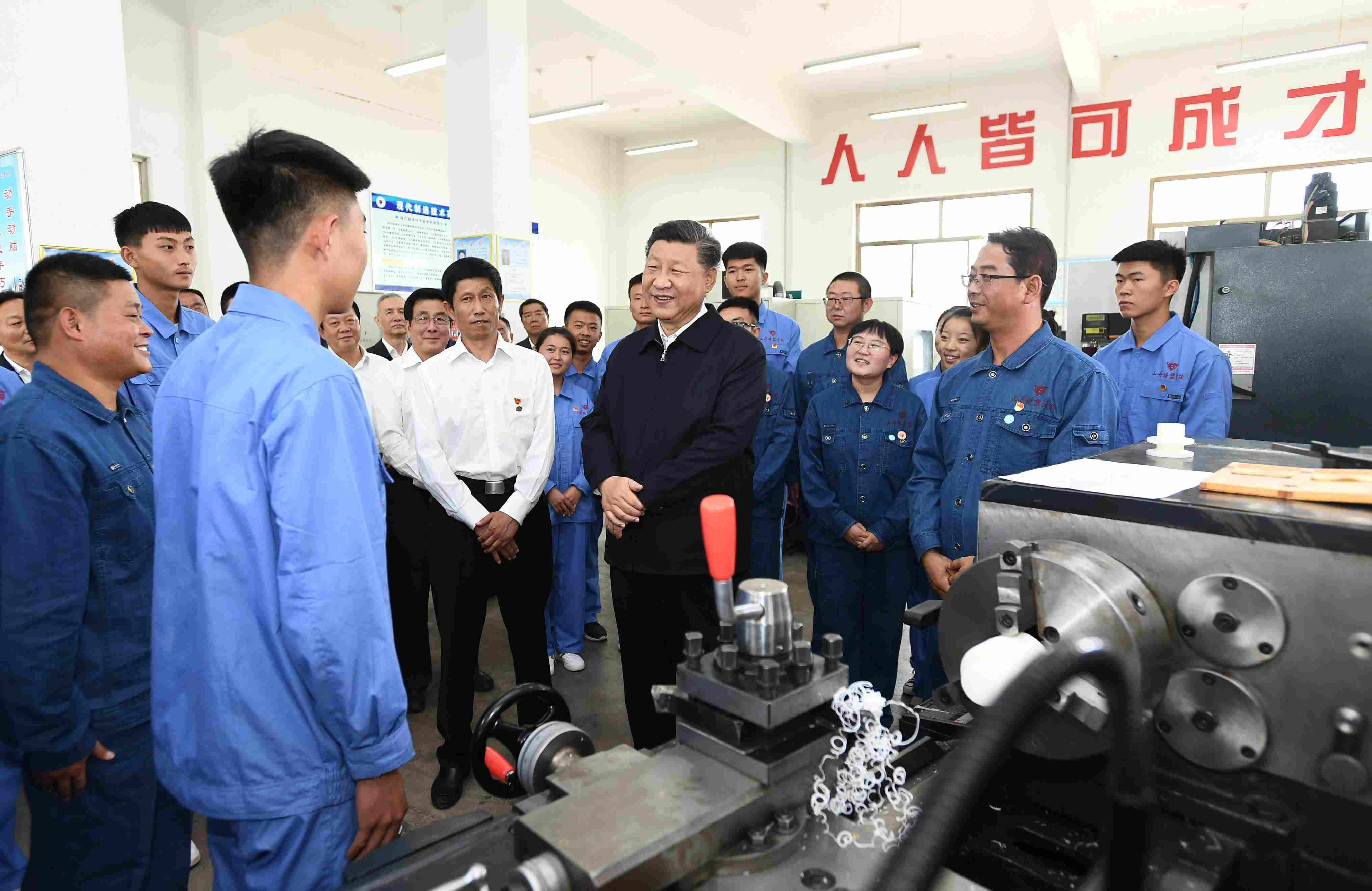 2019年8月20日，習(xí)近平在甘肅省張掖市山丹培黎學(xué)?，F(xiàn)代制造技術(shù)實(shí)訓(xùn)室，觀看職業(yè)技能實(shí)訓(xùn)，同師生親切交流。