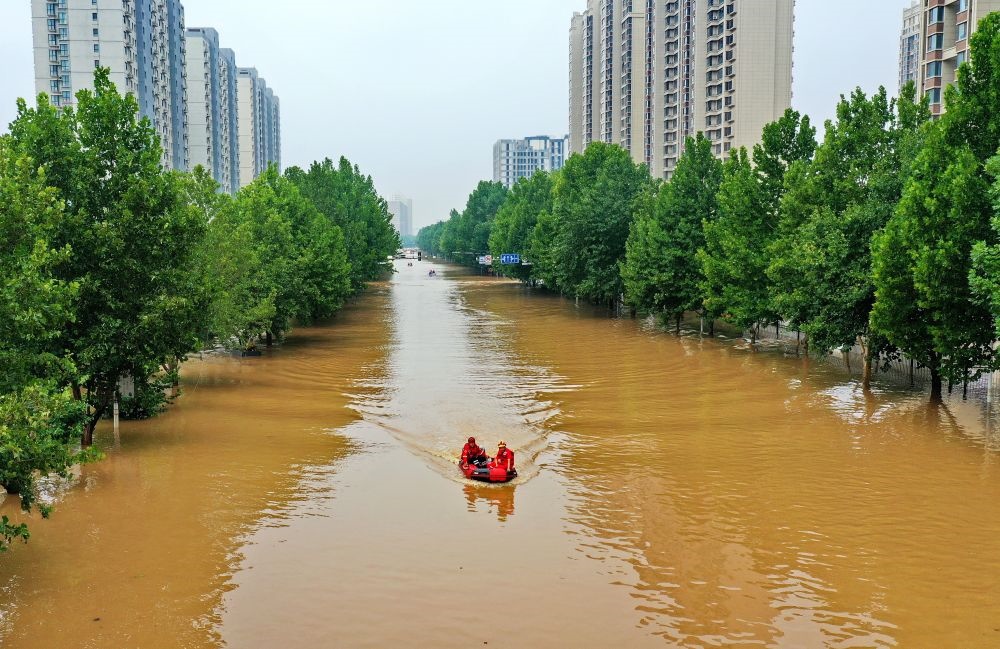救援人員在河北省涿州市市區(qū)乘坐沖鋒舟前去轉移受災群眾（8月2日攝，無人機照片）。新華社記者 牟宇 攝