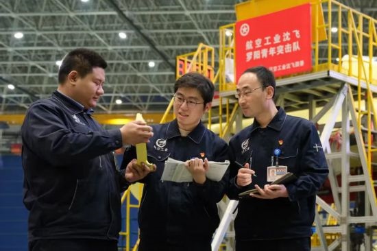 在工作中的“羅陽青年突擊隊(duì)”隊(duì)員。航空工業(yè)沈飛供圖
