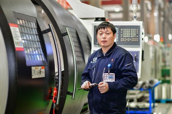 孫明在數(shù)控機(jī)床生產(chǎn)車間。航空工業(yè)沈飛供圖