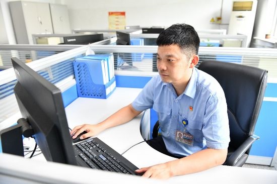 工作中的康凱。航空工業(yè)沈飛供圖