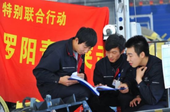 在工作中的“羅陽青年突擊隊(duì)”隊(duì)員。航空工業(yè)沈飛供圖