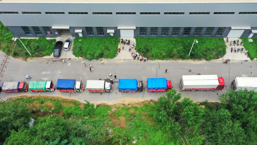 在河北省涿州市鋼研物資儲備點外，運送物資的車輛排起長隊（8月5日攝，無人機照片）。新華社記者 牟宇 攝