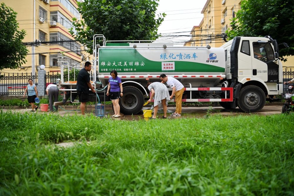河北省涿州市新星小區(qū)居民從供水車里接水（8月4日攝）。新華社記者 牟宇 攝