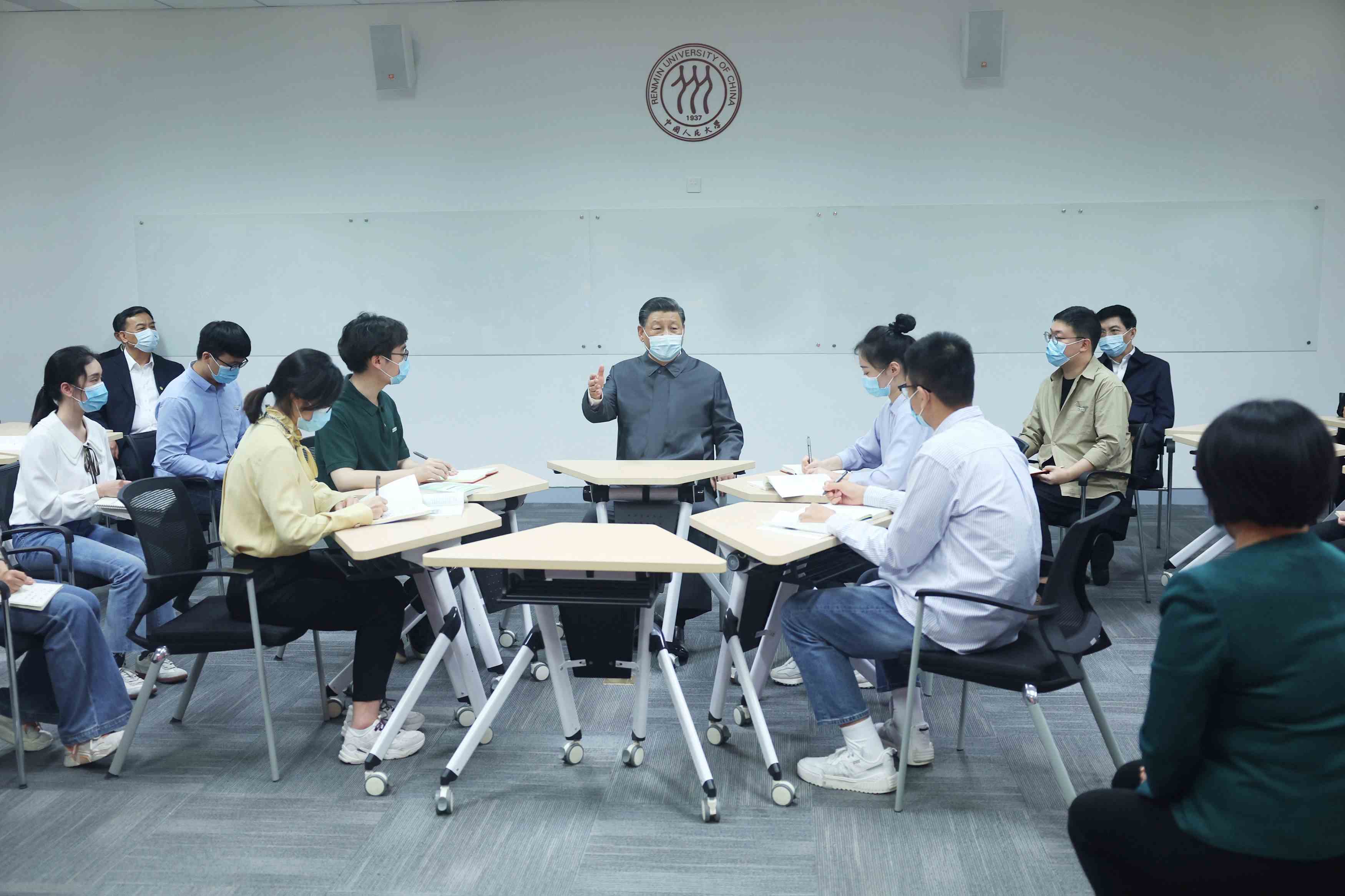 2022年4月25日，習(xí)近平總書記來到中國人民大學(xué)考察調(diào)研。這是總書記在立德樓觀摩思政課智慧教室現(xiàn)場教學(xué)并參與討論。