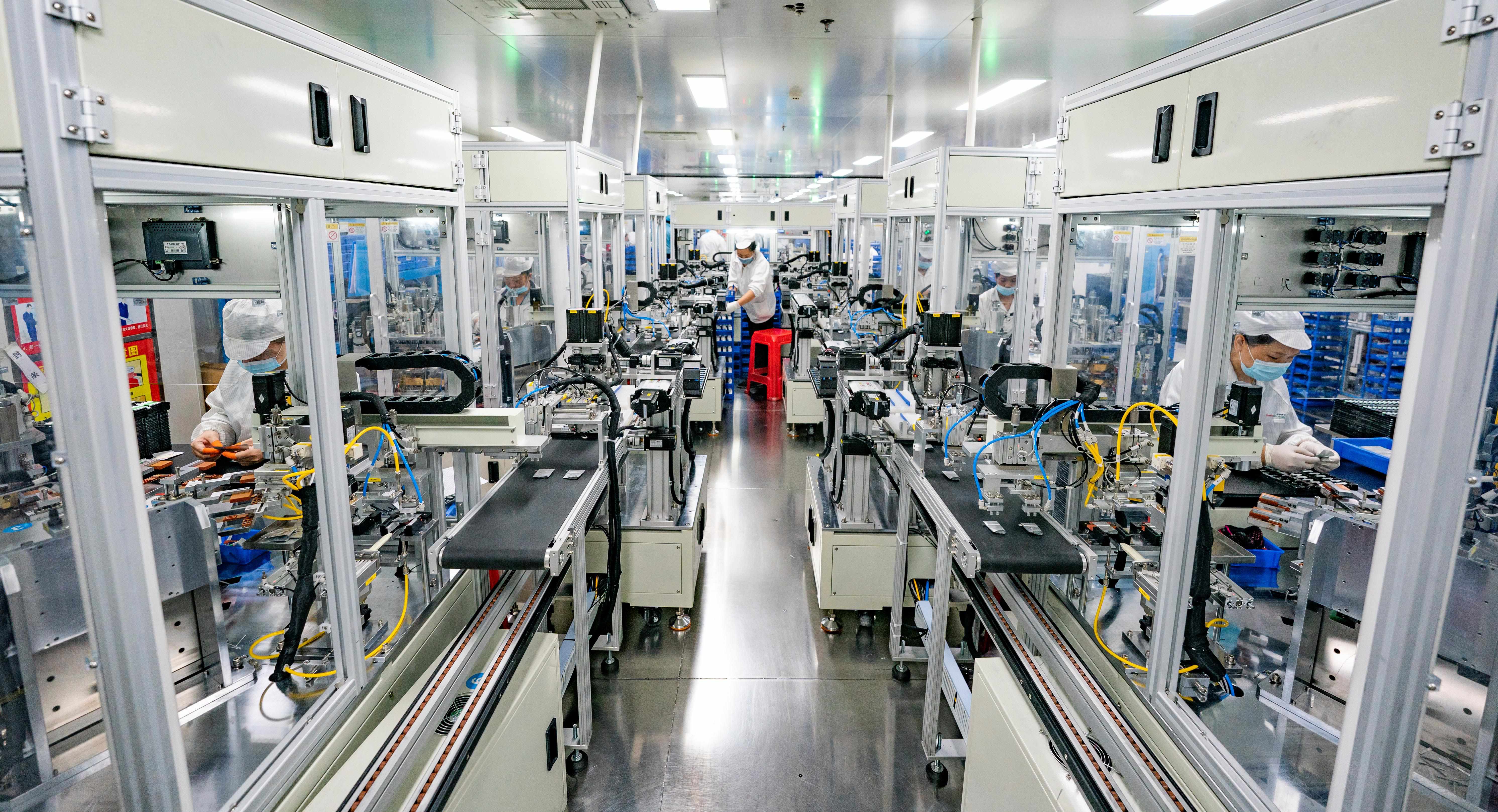 2023年5月17日，江西新余一家電子公司生產(chǎn)車間內(nèi)，技術工人在鋰電池生產(chǎn)線忙于趕制訂單產(chǎn)品。