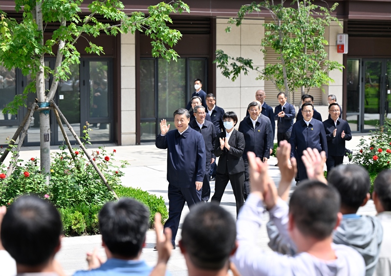 2023年5月10日，習(xí)近平在河北省雄安新區(qū)容東片區(qū)南文營(yíng)社區(qū)考察。