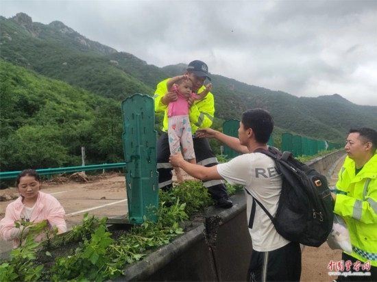 7月31日，張涿高速，高速交警涿鹿大隊民警救助洪水被困群眾。