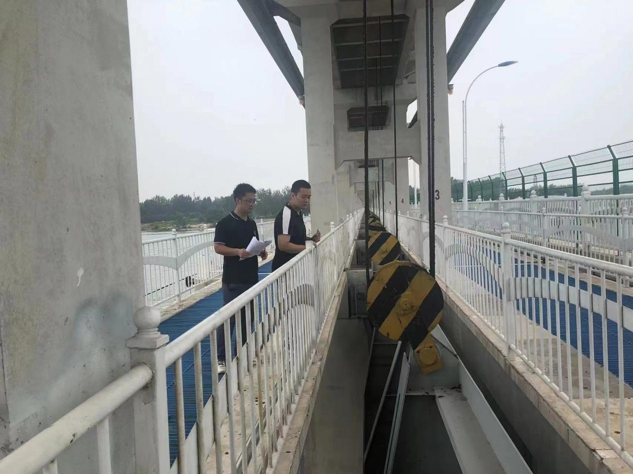 海委海河下游管理局獨(dú)流減河進(jìn)洪閘管理處工作人員檢查水閘閘門啟閉機(jī)。受訪者供圖