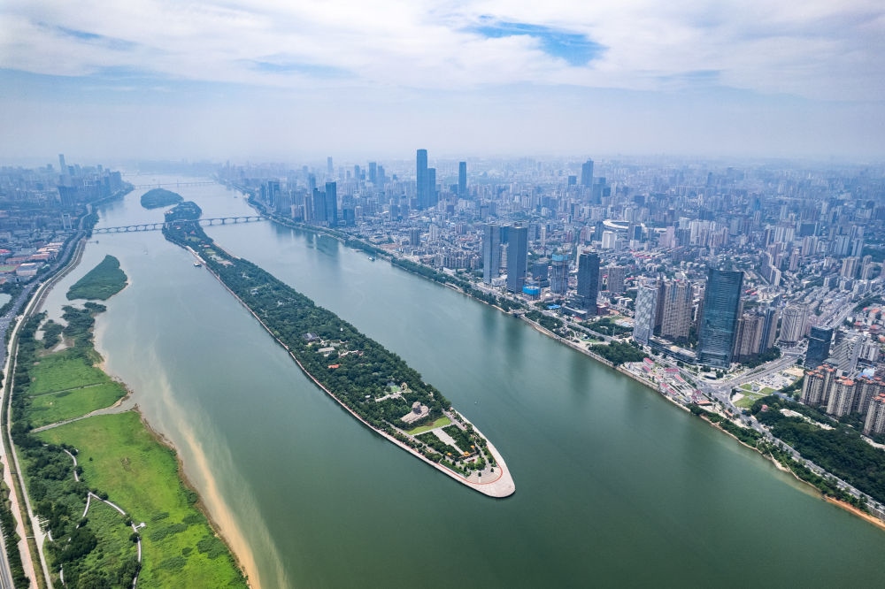 這是6月9日拍攝的長(zhǎng)沙橘子洲景區(qū)（無(wú)人機(jī)照片）。新華社記者 陳思汗 攝