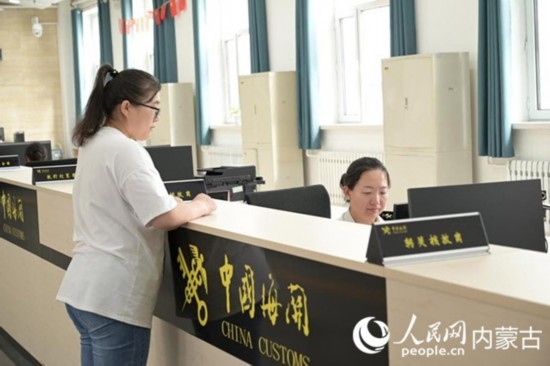代理報關(guān)企業(yè)正在滿洲里車站海關(guān)綜合服務(wù)大廳辦理業(yè)務(wù)。人民網(wǎng) 寇雅楠攝