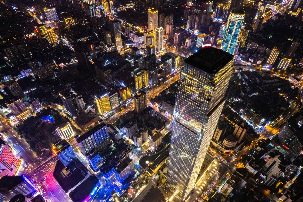 這是6月7日夜間拍攝的長(zhǎng)沙城區(qū)景色（無(wú)人機(jī)照片）。新華社記者 陳思汗 攝