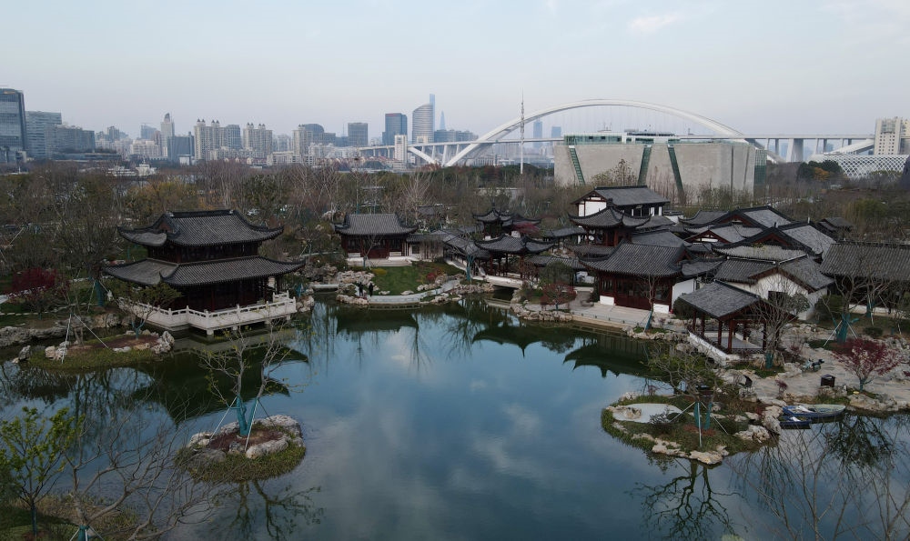 俯瞰位于浦東新區(qū)的上海世博文化公園“申園”中式園林（2021年12月20日攝，無人機照片）。新華社記者 方喆 攝